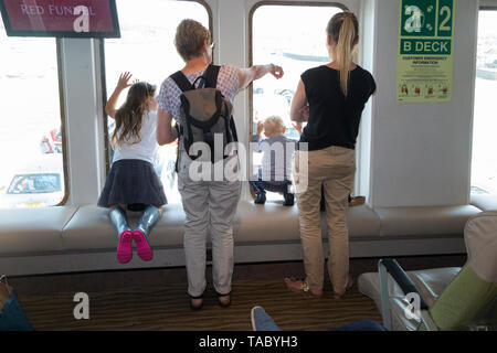 Les passagers d'un ferry Red Funnel entre UK mainland - Southampton - Cowes sur l'île de Wight l'air hors de la fenêtre d'observation et de pare-brise sur le pont roulier. UK. (99) Banque D'Images