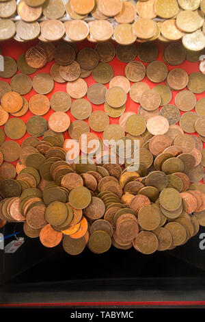 Deux pence 2p Pièces en attente de l'automne et sera gagné ( ou perdu et aller à l'arcade titulaire ) dans un coin pusher / poussant à un jeu de pièces (99 Banque D'Images