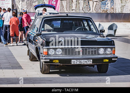 Korolev, Russie - 18 mai 2019 : automobile rétro Tchaïka pour les membres du gouvernement de l'URSS sur la place de la ville au moment de la parade des voitures rétro. Banque D'Images