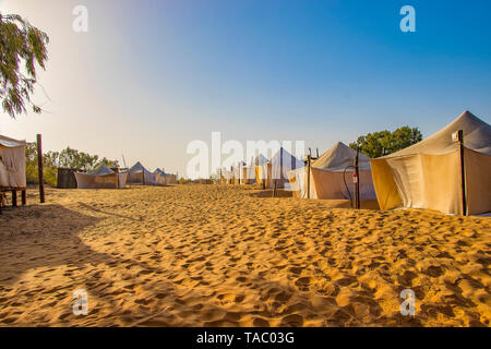 Tentes blanches dans le camp du désert Lompoul, le Sénégal, l'Afrique. Il n'y a beau ciel bleu. Banque D'Images