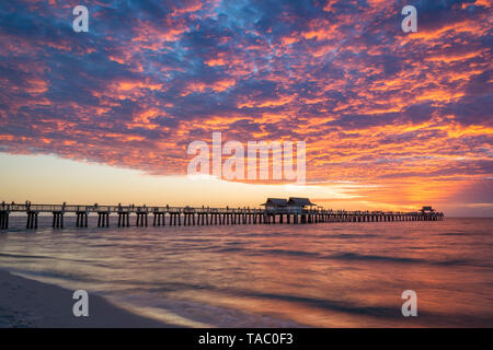 Alto-Sunset colorés sur la jetée, Naples, Florida, USA Banque D'Images