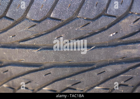 L'image d'un close-up des encoches de la roue d'une voiture avec une certaine usure et saleté Banque D'Images