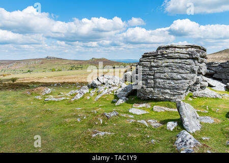 Vue rapprochée des affleurements de granit en haut Tor, Dartmoor National Park, Devon, UK. Emsworthy Rocks et selle Tor sont à l'arrière-plan. Banque D'Images