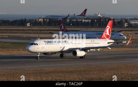 ISTANBUL, TURQUIE - Décembre 08, 2018 : Turkish Airlines Airbus A321-231 (CN 7146) décolle de l'aéroport Ataturk d'Istanbul. Ta est le porte-drapeau de T Banque D'Images