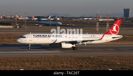 ISTANBUL, TURQUIE - Décembre 08, 2018 : Turkish Airlines Airbus A321-231 (CN 7146) décolle de l'aéroport Ataturk d'Istanbul. Ta est le porte-drapeau de T Banque D'Images