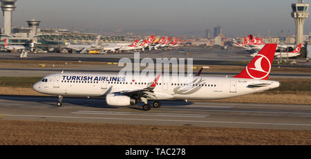 ISTANBUL, TURQUIE - Décembre 08, 2018 : Turkish Airlines Airbus A321-231 (CN 7146) décolle de l'aéroport Ataturk d'Istanbul. Ta est le porte-drapeau de T Banque D'Images