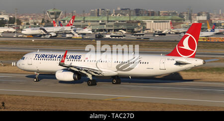 ISTANBUL, TURQUIE - Décembre 08, 2018 : Turkish Airlines Airbus A321-231 (CN 7146) décolle de l'aéroport Ataturk d'Istanbul. Ta est le porte-drapeau de T Banque D'Images