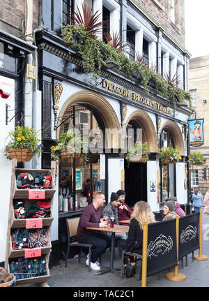 Les clients de vous détendre dans le coin salon en plein air à l'extérieur de Deacon Brodie's Tavern à Lawnmarket, dans la vieille ville d'Édimbourg, Écosse, Royaume-Uni. Afficher Banque D'Images