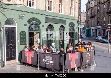 Clients dans le coin salon en plein air à l'extérieur de Auld Jock's Kitchen, un pub servant des repas à West Bow Grassmarket dans le domaine de la vieille ville d'Édimbourg Banque D'Images