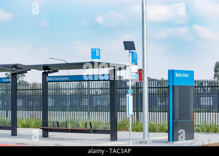 Mai 2019 Syd Aust : l'un des nouveaux arrêts de bus connecté à la nouvelle ligne de chemin de fer du nord-ouest de Sydney. S'arrête ont des horaires et la surveillance. Banque D'Images