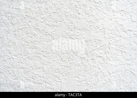 Stucco extérieur mur blanc, utile comme arrière-plan photo. Prix pour la copie et le texte. Le matériau est texturée et stuc peint en blanc. Banque D'Images