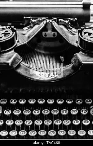 Plateau mobile, transport, typebars, et les touches peuvent être vues dans cette close-up tranche d'une machine à écrire Royal vintage. Banque D'Images