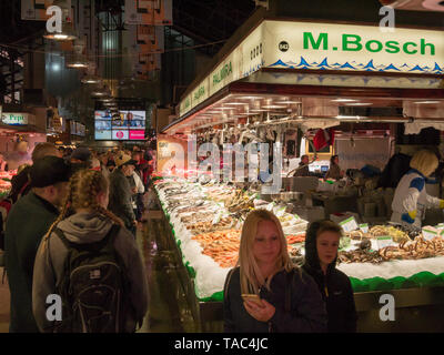 Barcelone, Espagne. Mai 2019 : célèbre marché de la Boqueria, l'un des marchés le plus ancien (créé en 1217) en Europe qui existent encore. Les clients est buyis Banque D'Images
