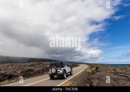 USA, New York, le Parc National des Volcans, champs de lave, véhicule hors route sur la chaîne de cratères Road Banque D'Images