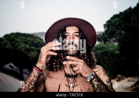 Jeune homme avec chapeau, moustache et des tatouages Banque D'Images