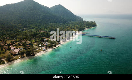 Voir l'île tropicale de drone, pulau besar en Malaisie Banque D'Images