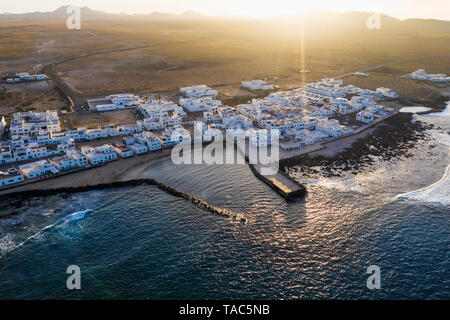Espagne, Canaries, Lanzarote, Caleta de Famara, coucher de soleil, vue aérienne Banque D'Images