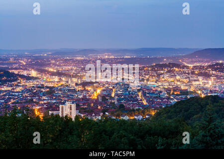 Allemagne, Bade-Wurtemberg, Stuttgart, paysage urbain avec la tour de télévision en soirée, vue de Birkenkopf Banque D'Images