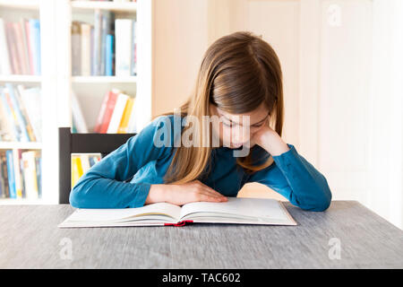 Girl reading a book Banque D'Images