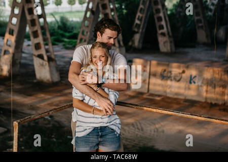 Portrait of happy young couple dans une ancienne gare Banque D'Images