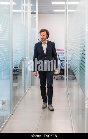 Businessman walking sur office marbre Banque D'Images
