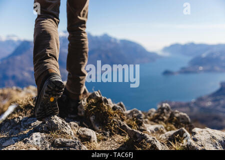 L'Italie, Como, détail de chaussures de randonnée sur le rocher Banque D'Images