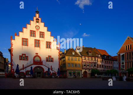 L'Allemagne, la Bavière, la Franconie, en Basse-franconie, Karlstadt am Main, historique hôtel de ville, place du marché au coucher du soleil Banque D'Images