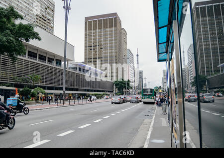 Sao Paulo, SP, BRÉSIL - Mars 01, 2019 : l'avenue Paulista, l'une des principales avenues de ville au centre-ville. Banque D'Images