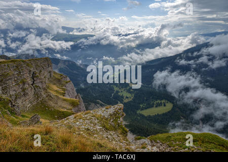 L'Italie, Dolomites, Tyrol du sud, vue de la montagne de Seceda Val Gardena avec des nuages sur les montagnes Banque D'Images