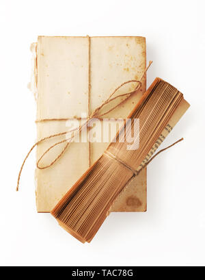 Livre Viintage rouleau de papier déchiré sur le vieux livre avec brown string noué sur fond blanc Banque D'Images