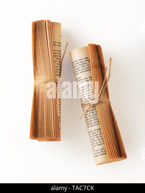 Livre ancien rouleau de papier avec brown string attaché, vintage book décor sur fond blanc Banque D'Images