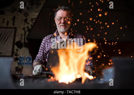 Travailler chez le forgeron forge dans son atelier Banque D'Images