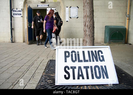 Londres, Royaume-Uni. 23 mai, 2019. L'électeur se présente à un bureau de scrutin après pour voter aux élections du Parlement européen, de Greenwich, au Sud - Est de Londres.Les électeurs devront choisir 73 députés dans 12 circonscriptions régionales à plusieurs membres de l'UK avec annonce des résultats une fois que toutes les nations de l'UE ont voté. Le processus de vote devrait être terminé à 10h le dimanche.Credit : Claire Doherty/Alamy Live News Banque D'Images