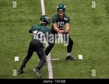 Florham Park, New Jersey, USA. 23 mai, 2019. New York Jets quarterback Trevor Siemian (19) et d'utiliser de nouveau Trenton Cannon (40) activités de l'équipe organisé au cours de l'Atlantic Health Training Center à jets de Florham Park, New Jersey. Duncan Williams/CSM/Alamy Live News Banque D'Images