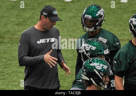 Florham Park, New Jersey, USA. 23 mai, 2019. New York Jets l'entraîneur-chef Adam Gase donner des instructions à exécuter retour Trenton Cannon (40) activités de l'équipe organisé au cours de l'Atlantic Health Training Center à jets de Florham Park, New Jersey. Duncan Williams/CSM/Alamy Live News Banque D'Images