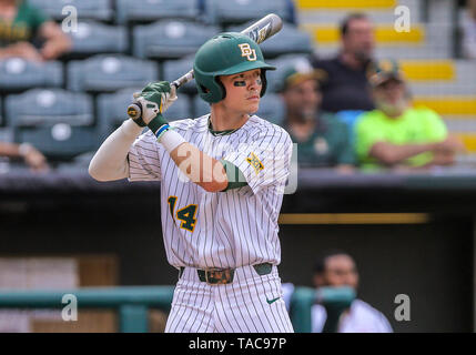 Oklahoma City, OK, États-Unis d'Amérique. 22 mai, 2019. Joueur du Baylor Josh Bissonette (14) au bâton lors d'un 2019 Phillips 66 Big 12 premier tour de championnat de baseball match entre l'Oklahoma Sooners et le Baylor Bears à Chickasaw Bricktown Ballpark à Oklahoma City, OK. Siegel gris/CSM/Alamy Live News Banque D'Images