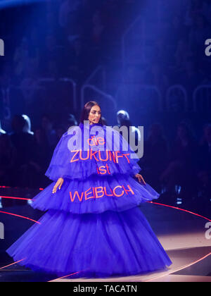 Düsseldorf, Allemagne. 23 mai, 2019. Sayana, candidat, dans la finale de la 14e saison de l'Casting Show 'Germany's next Topmodel' à l ISS Dome. Crédit : Rolf Vennenbernd/dpa/Alamy Live News Banque D'Images