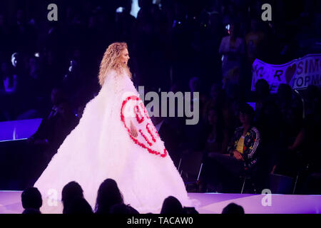 Düsseldorf, Allemagne. 23 mai, 2019. Simone, candidat, dans la finale de la 14e saison de l'Casting Show 'Germany's next Topmodel' à l ISS Dome. Crédit : Rolf Vennenbernd/dpa/Alamy Live News Banque D'Images