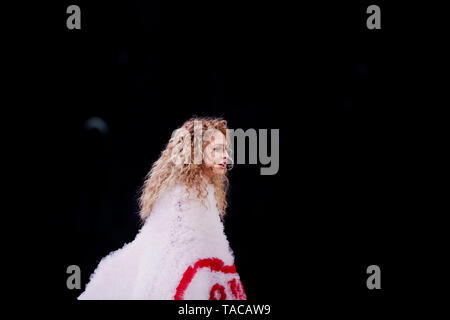 Düsseldorf, Allemagne. 23 mai, 2019. Simone, candidat, dans la finale de la 14e saison de l'Casting Show 'Germany's next Topmodel' à l ISS Dome. Crédit : Rolf Vennenbernd/dpa/Alamy Live News Banque D'Images