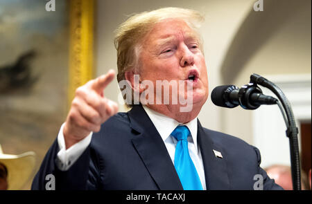 Washington, DC, USA. 23 mai, 2019. Le Président des Etats-Unis, Donald J. Trump prononce une allocution sur l'appui aux agriculteurs américains, dans la Roosevelt Room à la Maison Blanche à Washington, DC Le 23 mai 2019. Trump a annoncé un investissement de 16 milliards de dollars d'aide aux agriculteurs et a également parlé de la Chine sur les droits de douane, l'Iran et ses relations avec les démocrates du Congrès. Crédit : Kevin Dietsch/Piscine via CNP Crédit : Kevin Dietsch/CNP/ZUMA/Alamy Fil Live News Banque D'Images