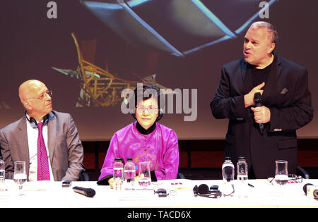 (190524) -- Bucarest, le 24 mai 2019 (Xinhua) -- Le Président de la 26e Festival International de Théâtre de Sibiu Constantin Chiriac (R), également directeur général du théâtre national de Sibiu, parle à lors de la conférence de presse pour promouvoir le festival de Bucarest, Roumanie, le 23 mai 2019. L'ambassadeur chinois en Roumanie le jeudi Jiang Yu a exprimé sa conviction que les Chinois vont enrichir la saison Festival International de Théâtre de Sibiu et de donner au public quelque chose de totalement nouveau à la conférence de presse. L'ambassadeur de Chine a déclaré que l'ambassade de Chine en Roumanie, en collaboration avec Sibiu Banque D'Images