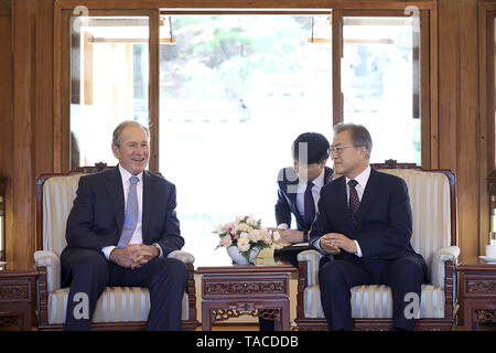 Séoul, Corée du Sud, la Corée du Sud. 23 mai, 2019. 23 mai 2019 à Séoul, en Korea-In ce Photos fournir est Président Bureau. L'ancien président américain George W Bush et le président sud-coréen Moon Jae à parler de leur réunion au Président Chambre champ vert à Séoul, Corée du Sud. Moon Jae-in président a déclaré jeudi que l'ancien président George W. Bush de participer à une cérémonie officielle de commémoration de l'ancien Président Roh Moo-hyun reflète la solide alliance entre les deux nations. Credit : Zuma Zuma Press/wire/Alamy Live News Banque D'Images