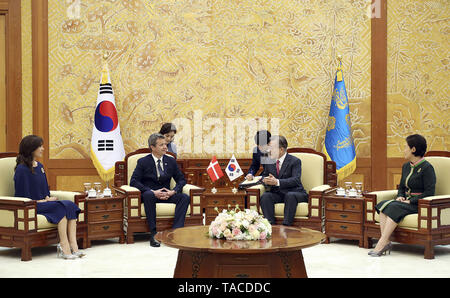 Séoul, Corée du Sud, la Corée du Sud. 20 mai, 2019. 20 mai 2019 à Séoul, en Korea-In Ce Photos fournir est Président Bureau. Danish Crown Prince Frederik et son épouse, la princesse Mary et le président sud-coréen Moon Jae dans et son épouse Kim Jung Sook parler de leur réunion au bureau du président à Séoul, Corée du Sud. Moon Jae-président a demandé à l'appui constant du Danemark lundi pour la Corée du Sud, les efforts de paix régionaux, rencontre avec la nation européenne, le prince héritier Frederik, à son bureau. Credit : Zuma Zuma Press/wire/Alamy Live News Banque D'Images