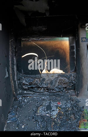 Berlin, Allemagne. 24 mai, 2019. Le distributeur automatique peut être vu sur une maison sur Mariannenstraße avant dans Kreuzberg. Il n'est pas certain que les auteurs ont fait jusqu'ici inconnu des proies. Un commissaire a repris l'enquête. Crédit : Paul Zinken/dpa/Alamy Live News Banque D'Images