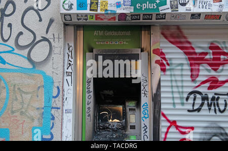 Berlin, Allemagne. 24 mai, 2019. Le distributeur automatique peut être vu sur une maison sur Mariannenstraße avant dans Kreuzberg. Il n'est pas certain que les auteurs ont fait jusqu'ici inconnu des proies. Un commissaire a repris l'enquête. Crédit : Paul Zinken/dpa/Alamy Live News Banque D'Images