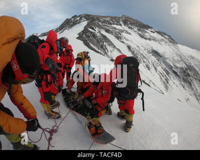 Beijing, Chine. 24 mai, 2019. Les sauveteurs chinois se préparent à effectuer une descente à l'escalade le versant nord du Mont Qomolangma, le 22 mai 2019. Les sauveteurs chinois réussir pour sauver un alpiniste australien et évacués de la hauteur de 7500 mètres du Mont Qomolangma au camp de base. Source : Xinhua/Alamy Live News Banque D'Images