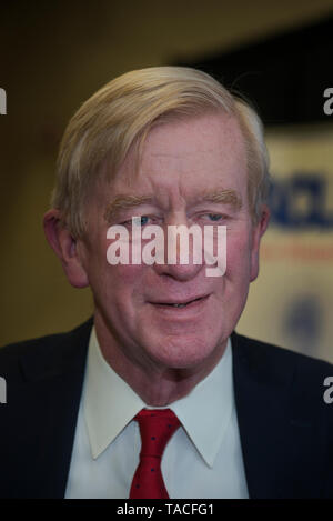 Concord, NH, USA 23 mai 2019. Le candidat républicain et ancien gouverneur du Massachusetts a parlé à souder Loi moins de 100 personnes à l'Université du New Hampshire School of Law à Concord, NH. L'événement, les libertés civiles et la présidence, a été organisé par l'American Civil Liberties Union (ACLU). Photo montre Weld parlant avec les participants après l'événement. Banque D'Images