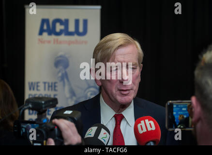 Concord, États-Unis. 23 mai, 2019. Concord, NH, USA 23 mai 2019. Le candidat républicain et ancien gouverneur du Massachusetts a parlé à souder Loi moins de 100 personnes à l'Université du New Hampshire School of Law à Concord, NH. L'événement était organisé par l'American Civil Liberties Union (ACLU). Photo montre Weld parlant avec les médias après l'événement. Credit : Chuck Nacke/Alamy Live News Banque D'Images