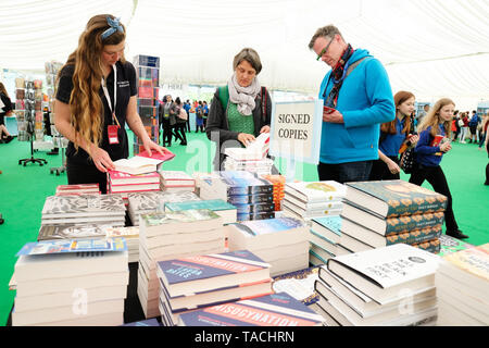 Hay Festival, Hay on Wye, Powys, Wales, UK - Vendredi 24 mai 2019 - Visiteurs parcourt les copies signées de l'article de livres à la librairie du Festival le deuxième jour de cette années Hay Festival - Crédit : Steven Mai/Alamy Live News Banque D'Images