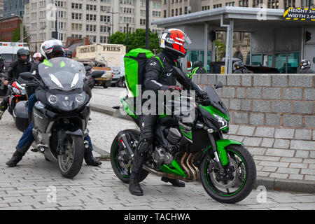 Liverpool, Merseyside. 24 mai 2019 UK Weather : Très bien, à condition que le calme jusqu'à 200 motards d'attente à bord du ferry pour l'île de Man de l'île TT races. L'utilisation des services de ferry sont à ajouter pour faire face à la grande demande pour les spectateurs à se rendre à cette année, la semaine du sport automobile haut épreuve de qualification et la course sur route la plus rapide sur la planète. /AlamyLiveNews MediaWorldImages Crédit : Banque D'Images